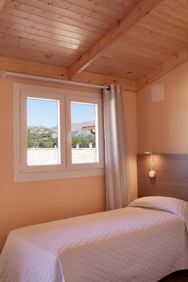 Hostal La Posada De Mari La Cabrera Bagian luar foto