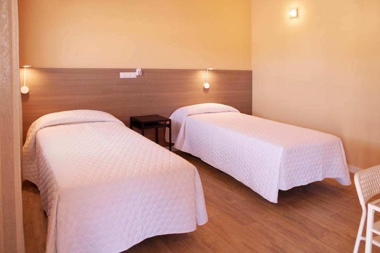 Hostal La Posada De Mari La Cabrera Bagian luar foto