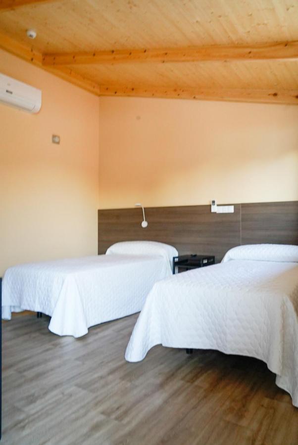 Hostal La Posada De Mari La Cabrera Bagian luar foto