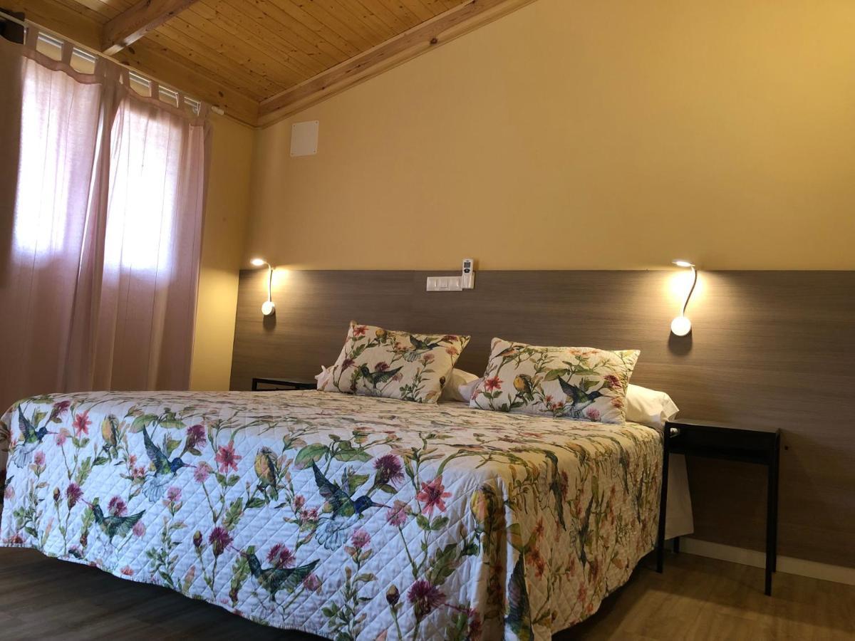 Hostal La Posada De Mari La Cabrera Bagian luar foto