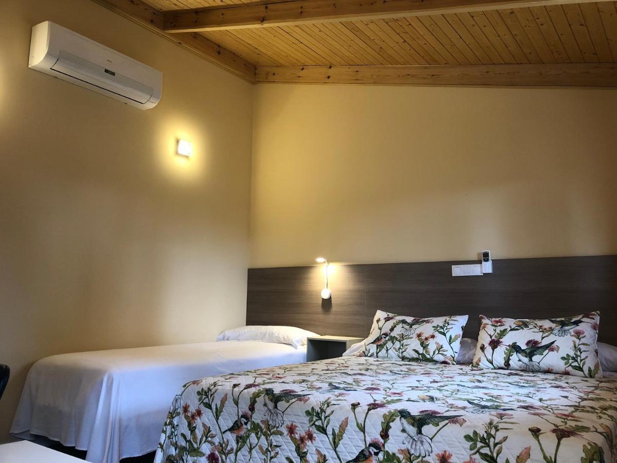 Hostal La Posada De Mari La Cabrera Bagian luar foto